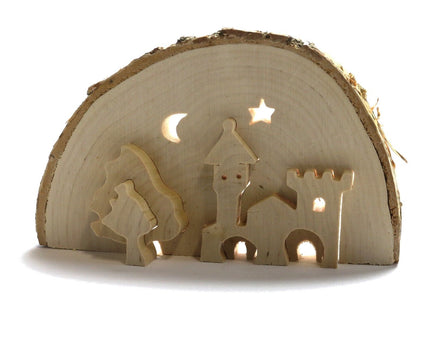 3D Schloss aus Baumscheibe mit Teelichthalter, Abbildung zeigt Schloss, Baum, Mond und einen Stern
