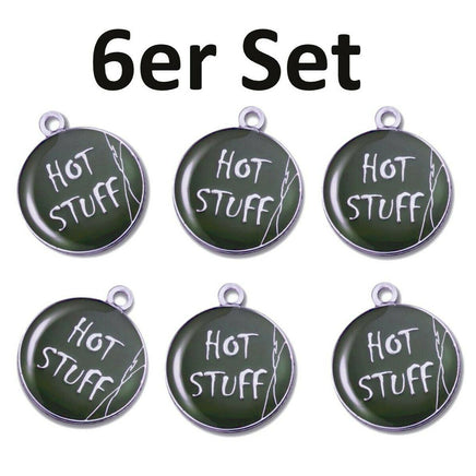 6er Set Schlüsselanhänger von NICI mit "Hot Stuff" Schriftzug, schwarzer Hintergrund, silberne Schrift