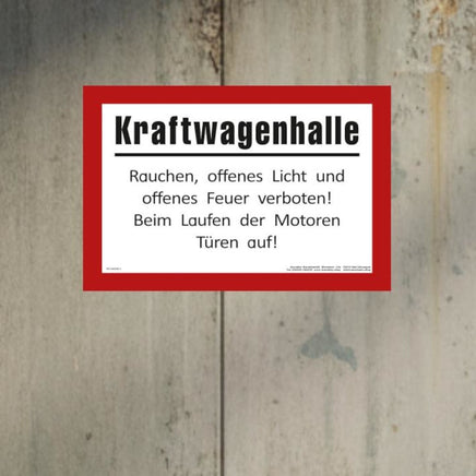 DDR Retro Hinweisschild Kraftwagenhalle Anwendungsbeispiel Nahaufnahme