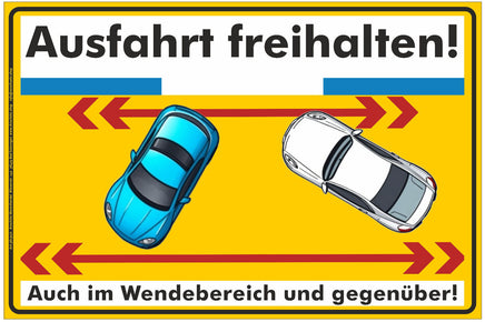 Hinweisschild mit Schriftzug "Ausfahrt freihalten auch im Wendebereich & gegenüber", gelber Hintergrund, 2 Autos und Pfeile als Motiv