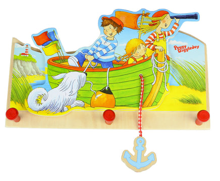 Kindergarderobe Piratenschiff Peggy Diggledey mit Fernroh, Piratenschiff steht im Sand mit beweglichen Anker an Schnur, farbenfroh gestaltet mit ihren Freunden und Hund, sowie Leuchtturm im Hintergrund
