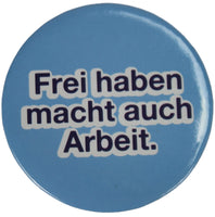 Magnet Flaschenöffner Button mit lustigem Spruch 6cm Ø, Variante: hellblauer Hintergrund, weiß-dunkelblauer Schriftzug "Frei haben macht auch Arbeit."