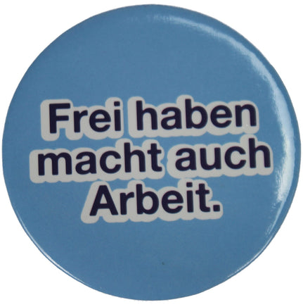 Magnet Flaschenöffner Button mit lustigem Spruch 6cm Ø, Variante: hellblauer Hintergrund, weiß-dunkelblauer Schriftzug "Frei haben macht auch Arbeit."