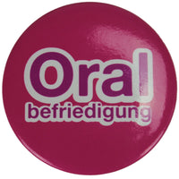 Magnet Flaschenöffner Button mit lustigem Spruch 6cm Ø, Variante: pinker Hintergrund, weiß-pinker Schriftzug "Oralbefriedigung"