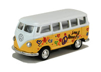 Modellauto VW T1 Bus "Flower Power" 7cm, mit weißen Dach, Seite farbenfroh gestaltet mit "Love & Peace" Schriftzug sowie Herz-,Blumen- und Peacesymbolen, Farbvariante: Gelb
