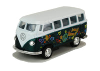 Modellauto VW T1 Bus "Flower Power" 7cm, mit weißen Dach, Seite farbenfroh gestaltet mit "Love & Peace" Schriftzug sowie Herz-,Blumen- und Peacesymbolen, Farbvariante: Grün