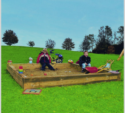 Sandkasten kommunal 3x3m DIN EN1176 Kantholz, Beispielbild mit spielenden Kindern