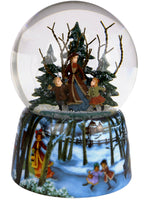 Schlittenfahrt-Winter_Wonderland, Schneekugel mit Spieluhr "Winterlandschaft", Variante: Eislaeufer-Schlittschuhlaeufer-Walzer, Schneekugel: Kinder laufen mit Frau Schlittschuh, Schneekugelhalterung: zugefrorener Teich zwischen Bäumen, Frau mit Laterne, Kinder laufen Schlittschuh