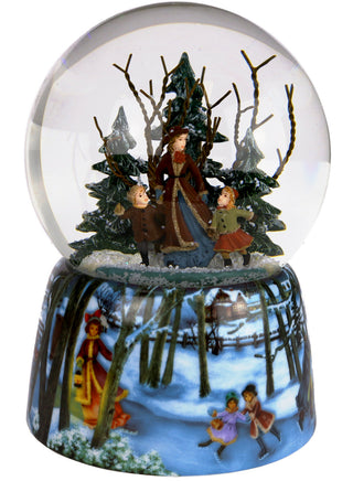 Schlittenfahrt-Winter_Wonderland, Schneekugel mit Spieluhr "Winterlandschaft", Variante: Eislaeufer-Schlittschuhlaeufer-Walzer, Schneekugel: Kinder laufen mit Frau Schlittschuh, Schneekugelhalterung: zugefrorener Teich zwischen Bäumen, Frau mit Laterne, Kinder laufen Schlittschuh