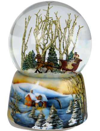 Schneekugel mit Spieluhr "Winterlandschaft", Variante: Schlittenfahrt-Winter Wonderland, Schneekugel mit Bäumen, Pferd zieht Schlitten mit Paar, Schneekugelhalterung mit Winterlandschaft und Haus