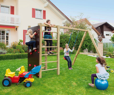 Spielturm mit Anbauschaukel, Klettersteinen, Kletternetz, Reckstange, Beispielbild mit Aufbau im Garten und spielende Kinder