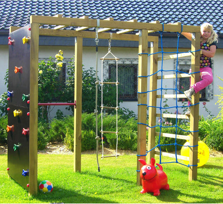 XXL Klettergerüst 2,4m Spielturm mit Kletterwand, Beispielbild aufgebaut im Freien mit Kletternetz, Sprossenleiter, Klettersteinen