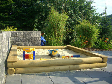 XXL Sandkasten aus kesseldruckimprägniertem Rundholz mit Sitzbrettern im Garten