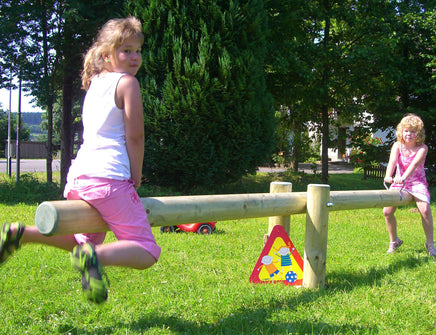 XXL Wippe aus Rundholz 4m mit Handgriffen, Beispielbild mit wippenden Kindern