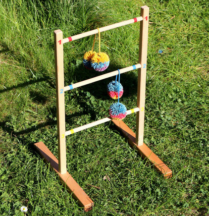 kleines Leitergolf Wurfspiel mit 3 Fadenbällen, Markierungen von 1 (in rot) über 2 (in hellblau) bis zur 3 (in gelb)