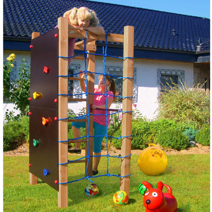 kompakter Spielturm für kleine Gärten, mit blauen Kletternetz, bunten Klettersteinen