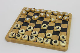 2 in 1 Backgammon Schach aus Bambusholz, Spielfiguren 1 Mal helles Holz mit schwarzen Figurenprint, 1 Mal dunkleres Holz mit weißen Figurenprint