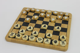 2 in 1 Backgammon Schach aus Bambusholz, Spielfiguren 1 Mal helles Holz mit schwarzen Figurenprint, 1 Mal dunkleres Holz mit weißen Figurenprint