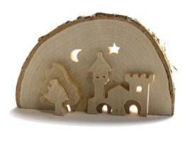 3D Schloss aus Baumscheibe mit Teelichthalter, Abbildung zeigt Schloss, Baum, Mond und einen Stern