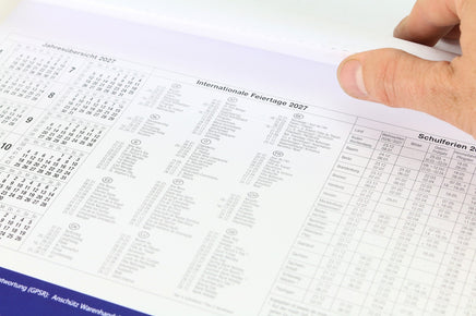 4-Monatskalender 2027 mit Jahresübersicht, internationalen Feiertagen und Schulferien  im Royal Blue Design