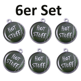 6er Set Schlüsselanhänger von NICI mit "Hot Stuff" Schriftzug, schwarzer Hintergrund, silberne Schrift