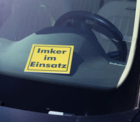 Auto Schild "Imker im Einsatz" 150 x 150 mm stabil, Beispiel Frontscheibe