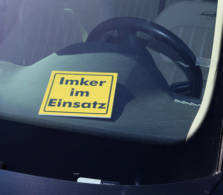 Auto Schild "Imker im Einsatz" 150 x 150 mm stabil, Beispiel Frontscheibe
