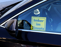 Auto Schild "Imker im Einsatz" 150 x 150 mm stabil, Beispiel Seitenscheibe