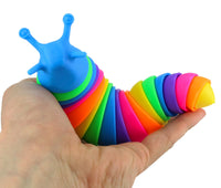 Flexible "Fidget Slug" Raupe bunt 18cm, Beispielabbildung auf Hand