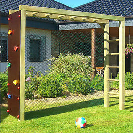 Fußballtor mit Kletterwand und Sprossenleiter aus Kantholz mit etz und farbigen Klettersteinen