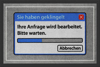 Fußmatte mit lustigem Spruch "Sie haben geklingelt: Ihre Anfrage wird bearbeitet. Bitte warten."