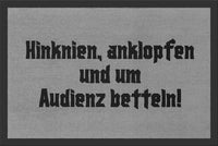 Fußmatte mit lustigem Spruch "Hinknien, anklopfen und um Audienz betteln!"