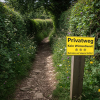 Gelbes Schild Privatweg Kein Winterdienst Betreten auf eigene Gefahr A4 in Anwendung an einem Weg