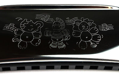 Goki Mundharmonika mit Tier-Gravur 11 cm Detailansicht Gravur: Löwe, Zebra, Elefant