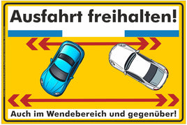 Hinweisschild mit Schriftzug "Ausfahrt freihalten auch im Wendebereich & gegenüber", gelber Hintergrund, 2 Autos und Pfeile als Motiv