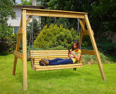 Hollywoodschaukel aus Massivholz mit Ketten, Aufbau im Garten