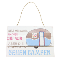 Holzschild mit Spruch: Viele Menschen machen Urlaub, aber die Coolsten gehen campen.