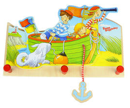 Kindergarderobe Piratenschiff Peggy Diggledey mit Fernroh, Piratenschiff steht im Sand mit beweglichen Anker an Schnur, farbenfroh gestaltet mit ihren Freunden und Hund, sowie Leuchtturm im Hintergrund