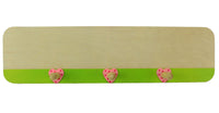 Kindergarderobe zum Selbstgestalten, hellgrüner Streifen mit rosa Herzen Details an Aufhängung