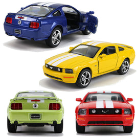 Kinsmart Modellauto Ford Mustang GT 2006 Coupé 13cm, silberne Felgen, 2 weiße Streifen von Motorhaube über Dach bis Kofferraum, kleiner Heckspoiler in Fahrzeugfarbe, Farbvarianten: Blau, Gelb, Limette/Grün, Rot