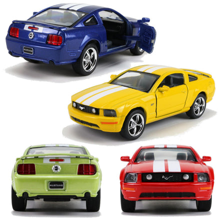 Kinsmart Modellauto Ford Mustang GT 2006 Coupé 13cm, silberne Felgen, 2 weiße Streifen von Motorhaube über Dach bis Kofferraum, kleiner Heckspoiler in Fahrzeugfarbe, Farbvarianten: Blau, Gelb, Limette/Grün, Rot