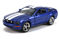 Kinsmart Modellauto Ford Mustang GT 2006 Coupé 13cm, silberne Felgen, 2 weiße Streifen von Motorhaube über Dach bis Kofferraum, kleiner Heckspoiler in Fahrzeugfarbe, Farbvariante: Blau
