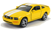 Kinsmart Modellauto Ford Mustang GT 2006 Coupé 13cm, silberne Felgen, 2 weiße Streifen von Motorhaube über Dach bis Kofferraum, kleiner Heckspoiler in Fahrzeugfarbe, Farbvariante: Gelb