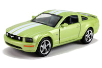 Kinsmart Modellauto Ford Mustang GT 2006 Coupé 13cm, silberne Felgen, 2 weiße Streifen von Motorhaube über Dach bis Kofferraum, kleiner Heckspoiler in Fahrzeugfarbe, Farbvariante: Limette/Grün