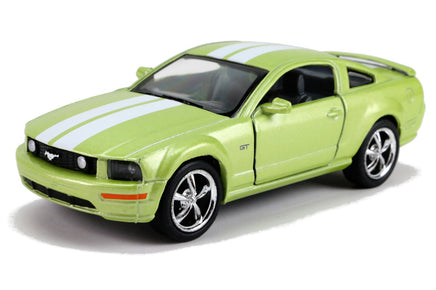 Kinsmart Modellauto Ford Mustang GT 2006 Coupé 13cm, silberne Felgen, 2 weiße Streifen von Motorhaube über Dach bis Kofferraum, kleiner Heckspoiler in Fahrzeugfarbe, Farbvariante: Limette/Grün