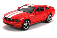 Kinsmart Modellauto Ford Mustang GT 2006 Coupé 13cm, silberne Felgen, 2 weiße Streifen von Motorhaube über Dach bis Kofferraum, kleiner Heckspoiler in Fahrzeugfarbe, Farbvariante: Rot