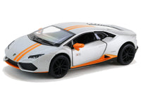 Kinsmart Modellauto Lamborghini LP610-4 Huracan 13cm, mit orangenen: Außenspiegel, 2 Streifen über Motorhaube und Dach + Einstiegsleiste orange, schwarze Felgen, "HURACAN" Kennzeichen, Farbvariante: Hellgrau/Silber