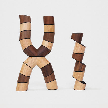 Loggos Holzstapelspiel aus Buche und  Nussholz- Set in Größe M mit 22 Steinen 