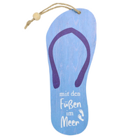 Maritimes Holzschild in Flip-Flop-Form mit Spruch: mit den Füßen im Meer