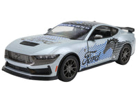 Modellauto Ford Mustang Dark Horse Livery Edition in silbergrau